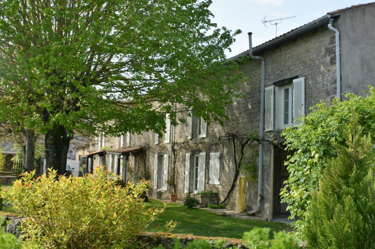 オルネー Les Noyers Aulnay Bed & Breakfast エクステリア 写真