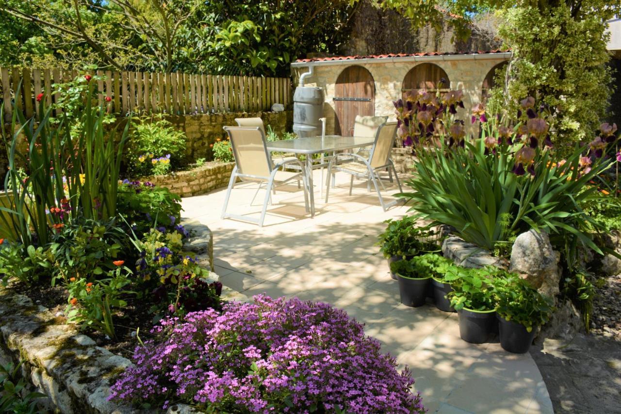 オルネー Les Noyers Aulnay Bed & Breakfast エクステリア 写真