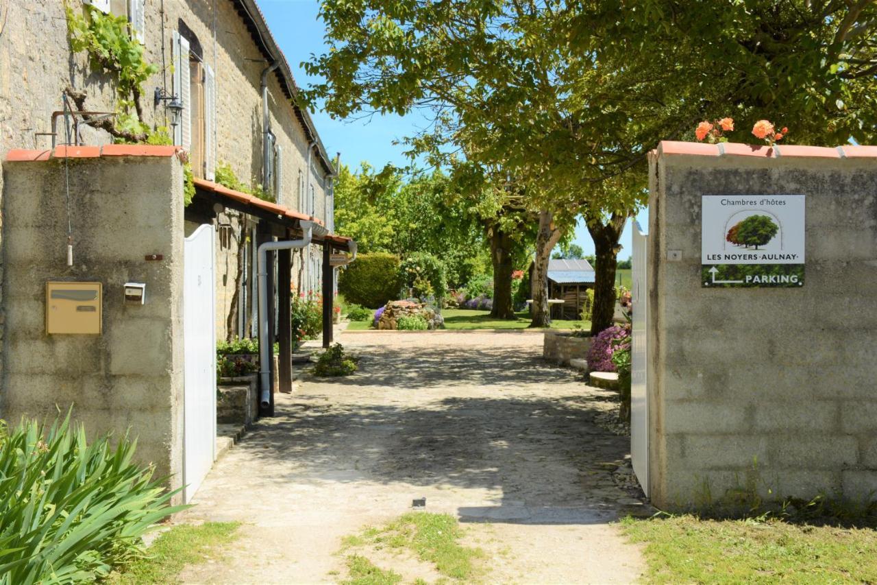 オルネー Les Noyers Aulnay Bed & Breakfast エクステリア 写真