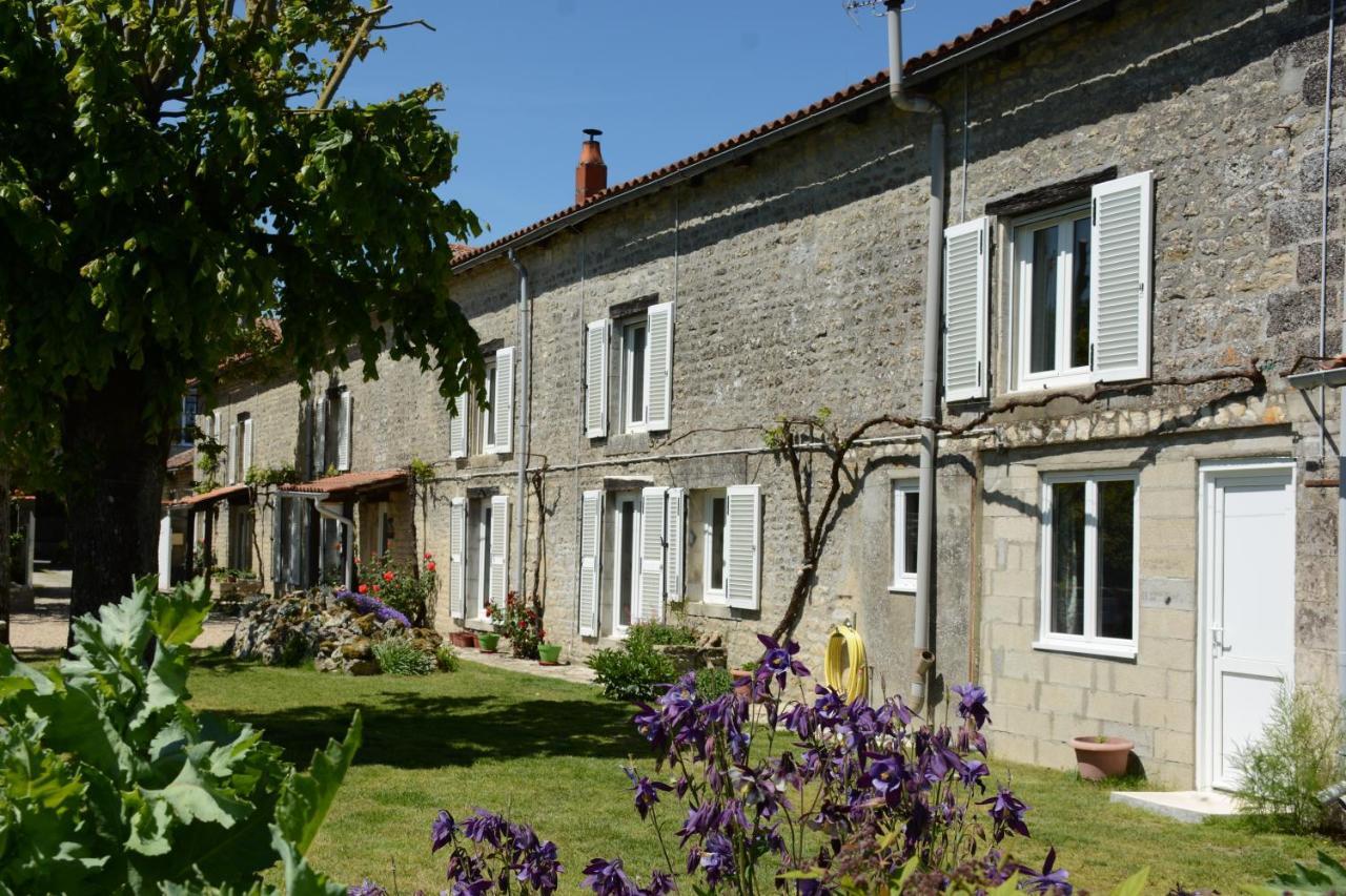 オルネー Les Noyers Aulnay Bed & Breakfast エクステリア 写真