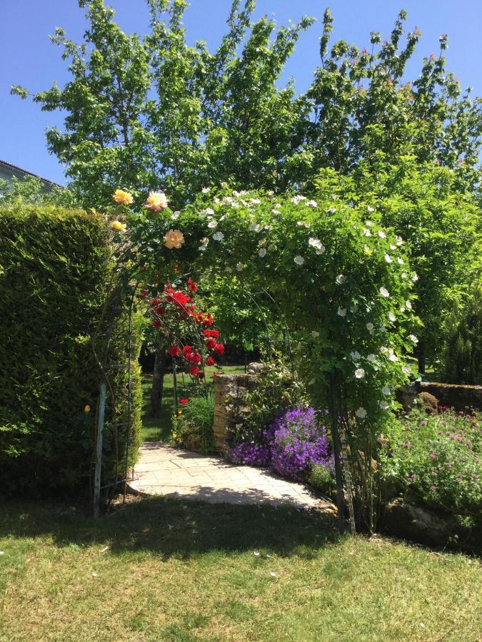 オルネー Les Noyers Aulnay Bed & Breakfast エクステリア 写真